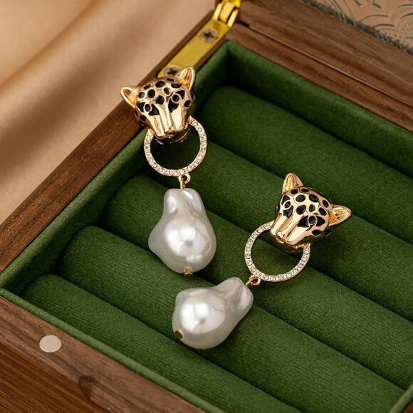 NEW! ELEGANT Leopard HEAD STUD PEARL DROP EARRING - Picture 6 of 7